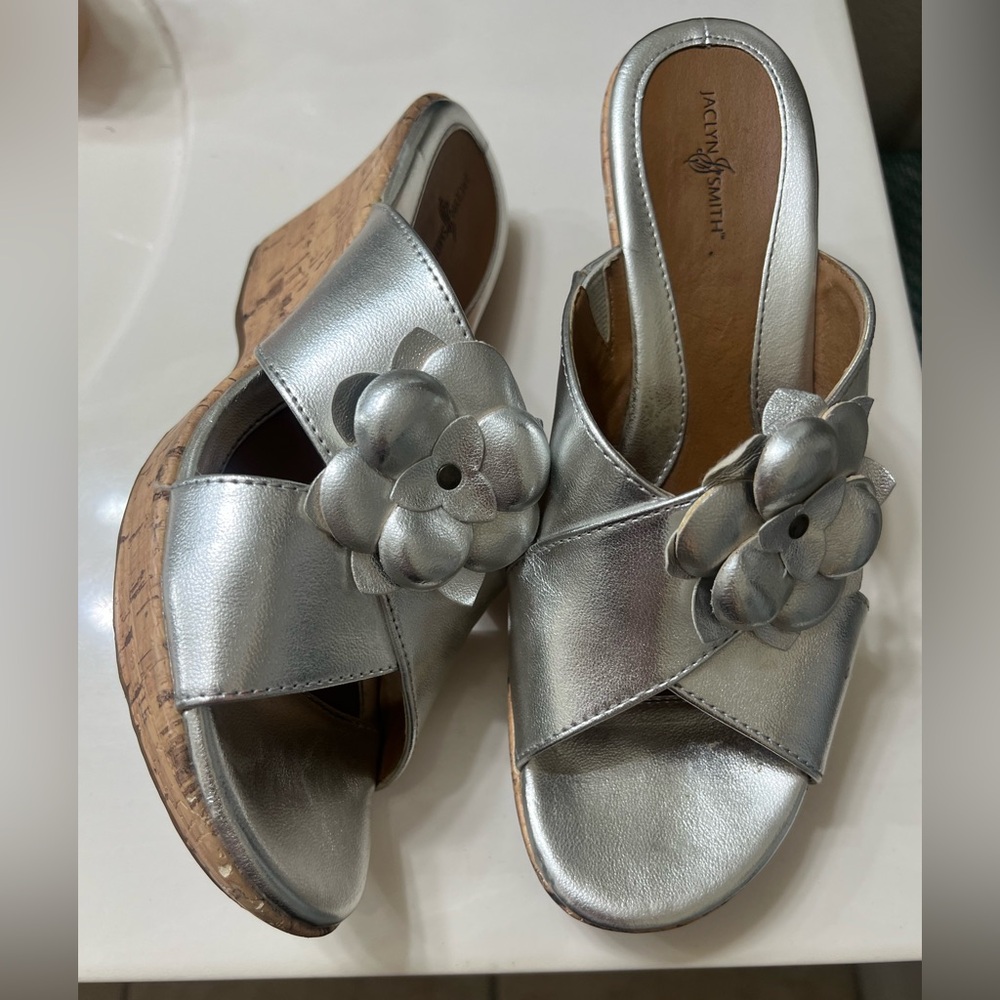 Jaclyn Smith flower Silver metallic Wedge leather Sandals size 8